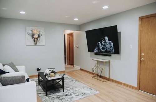Norwood Park Apartment | Spacious space 5 min from airport, outlet mall & restaurants .