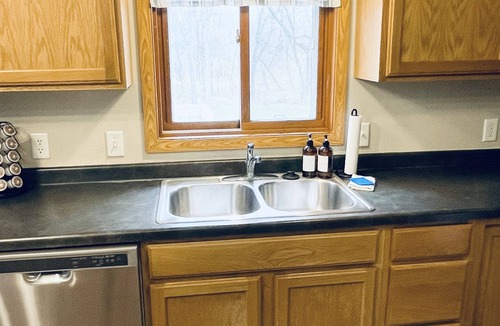 Kutzky Park House | Spacious Stay -4BR/3Bath, Main Floor Living, King Bed, Recliner 3 blocks to Mayo