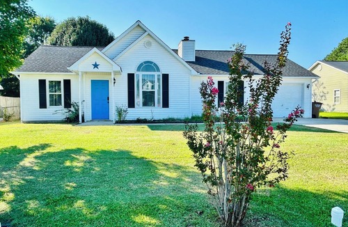 Piney Green House | Spacious Stay in Jacksonville – Minutes from Camp Lejeune & Beaches.