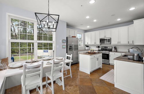 Bayside House | SPACIOUS TOWNHOUSE IN AMENITY-RICH COMMUNITY