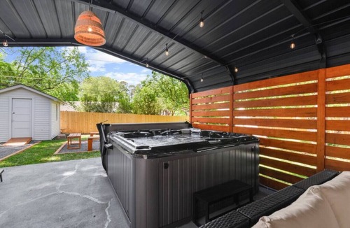 Charlotte House | Spacious Uptown Retreat w/Jacuzzi