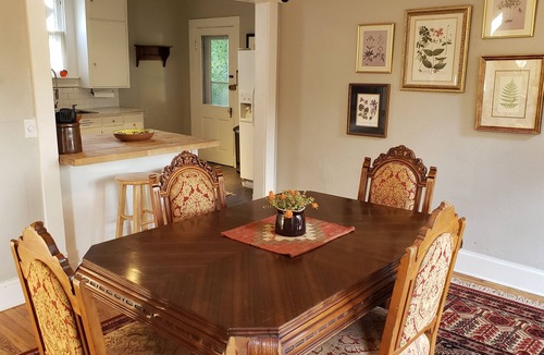 Hannibal House | Spacious Victorian perfect for large groups. Walk to Main Street!