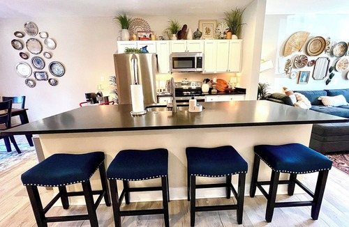 Drayton House | Sparkle City Vibes await for you to relax and enjoy!