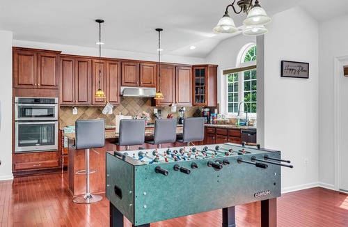 Aldie House | Spectacular 6-bedroom Spacious house with Theatre, Game Room, fitness