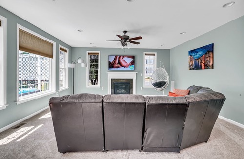 Aldie House | Spectacular 6-bedroom Spacious house with Theatre, Game Room, fitness