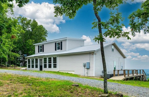 Fort Payne Cabin | Spectacular Cabin with Home Theater and Fire Pit in Fort Payne, Alabama