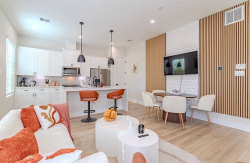 Spring Branch Central House | Spring Branch 3BR - Mins to CityCentre