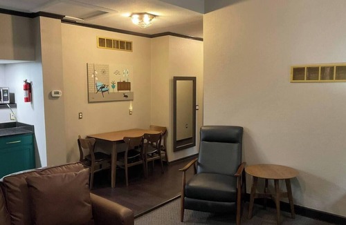 Unionville Hotel | Square View Inn Suite 3