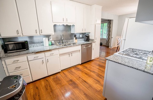 Highland House | St Paul Retreat: Fireplace & Pet-Friendly