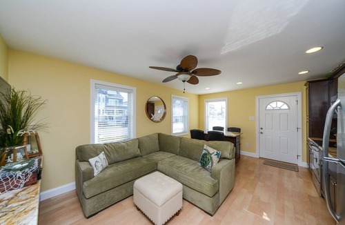 Gold Coast Condo | Stainless Steel appliances, Granite counter tops, Large ceramic tile shower, and Flatscreen TVs.