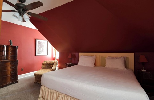 Ventnor City Bed & Breakfast | Standard King Room 300 feet from the boardwalk and beach with parking and full breakfast