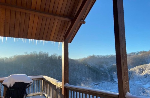 Vilas Cabin | Starry Nights Lodge, Beautiful Views, Hot Tub, Firepit, 15 mins from Boone