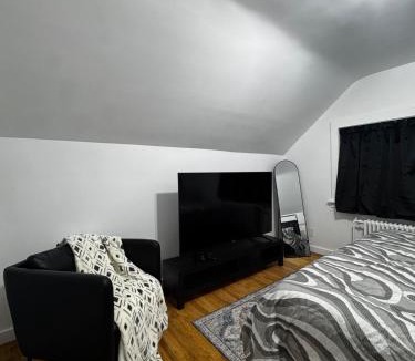 Mariners Harbor House | Staten Luxe, Modern Stay Close to NJ, NYC and Brooklyn!