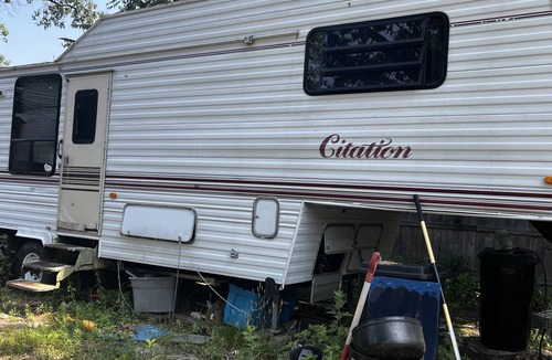 Collings Lakes House | Stationary camper with electric & water