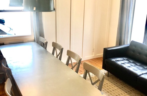 Lincoln House | Stay at the Lazy Llama House with Self Check-In