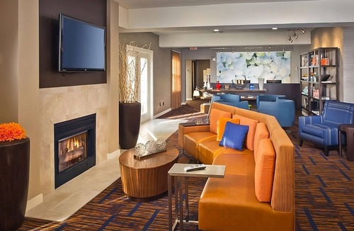Tinton Falls Hotel | Stay Connected & Explore the Jersey Shore Region with Parking & Swimming Pool!