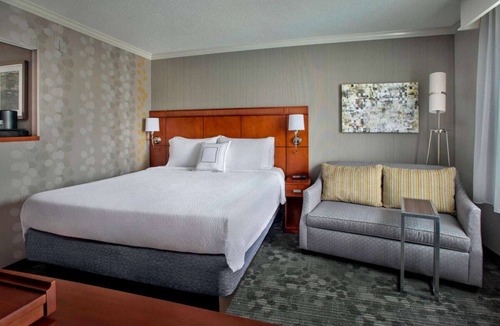 Tinton Falls Hotel | Stay Connected & Explore the Jersey Shore Region with Parking & Swimming Pool!