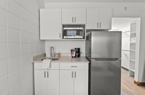 Cedar Falls Apartment | Stay Downtown, Free Gated Parking, Renovated Studio! 525