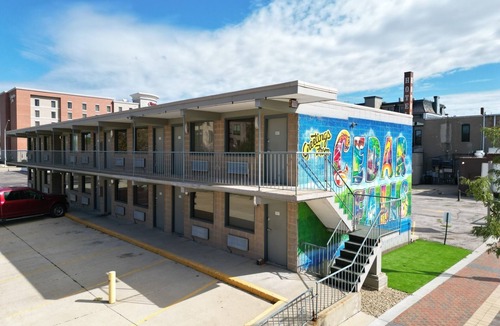 Cedar Falls Apartment | Stay Downtown Free Gated Parking Renovated Studio! 515