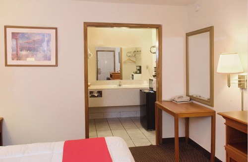 Guymon Hotel | Stay in 2 Comfortable Rooms – Perfect for Couples & Sightseeing!
