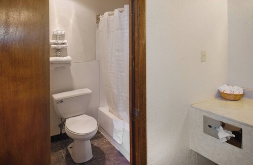 Guymon Hotel | Stay in 2 Comfortable Rooms – Perfect for Couples & Sightseeing!