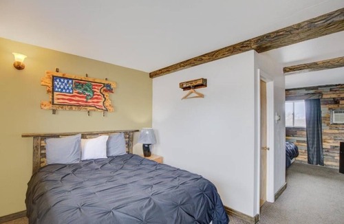 Chamberlain Hotel | Stay in Chamberlain –2 Rooms for Travelers w/Free Parking, Quick Access to I-90