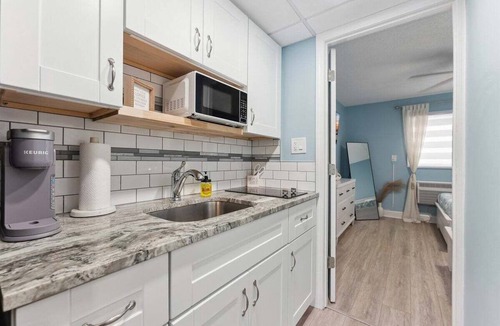 North Wildwood Condo | Stay Salty: Modern 1BR Condo w/Pools & BBQ Grills