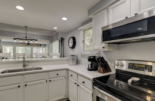 Palmetto Dunes Villa | Steps from the beach.s
