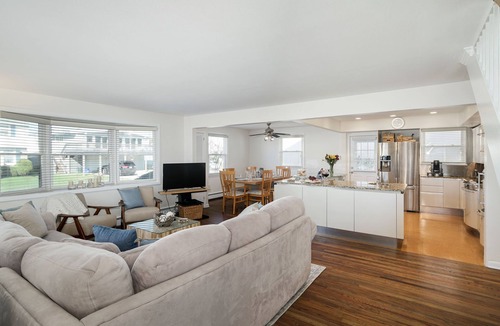 Gardens House | Steps from the pristine Gardens beach. A rare find. Welcome to The Seagate.