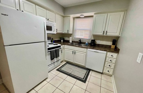 Joslyn Castle Apartment | Steps From UNMC, Dining, Explore Midtown