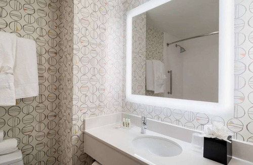 Financial District Hotel | Steps from Wall Street + Fitness Room & Wi-Fi