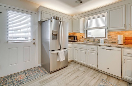 South End House | Steps to Beach: Townhome w/Balcony in Ocean City