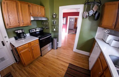Mann House | Steps to Downtown Iowa City, Cozy and Colorful!