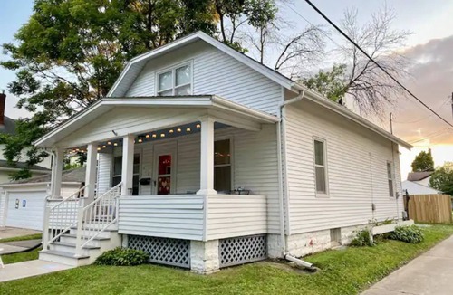 Mann House | Steps to Downtown Iowa City, Cozy and Colorful!