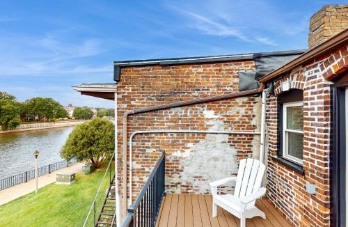 Janesville House | Steps to Dtwn & Rock River! Couples Retreat