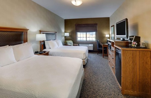 Sioux City Hotel | Stoney Creek Sioux, Deluxe 2 Queen Beds, 2 Pools, On-site Parking