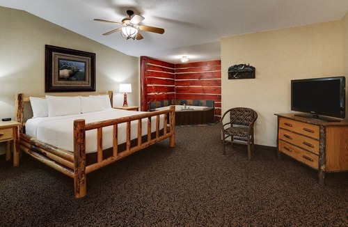 Moline Hotel | Stoney Creek Stay | 2 Suites | 0.8 mi to TaxSlayer Center