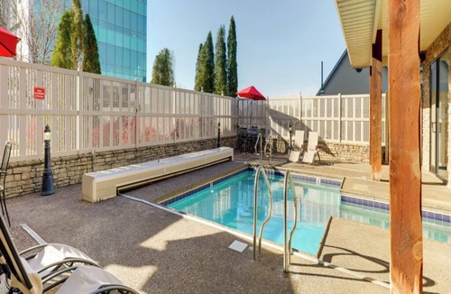 Moline Hotel | Stoney Creek Stay | 2 Suites | 0.8 mi to TaxSlayer Center