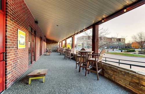 Moline Hotel | Stoney Creek Stay | 2 Suites | 0.8 mi to TaxSlayer Center