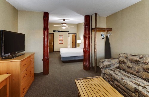 Moline Hotel | Stoney Creek Stay w/Pool Access | 1.5 mi to Rock Island Arsenal Museum