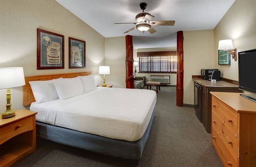 Moline Hotel | Stoney Creek Stay w/Pool Access | 1.5 mi to Rock Island Arsenal Museum