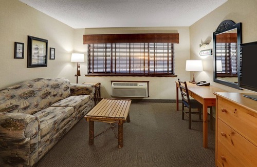 Moline Hotel | Stoney Creek Stay w/Pool Access | 1.5 mi to Rock Island Arsenal Museum