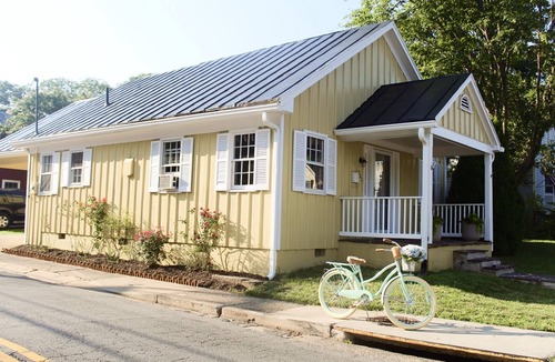 Leesburg's Old and Historic District House | Storybook cottage on Leesburg's most historic block — walk to everything