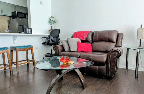 Downtown Denver Condo | STUDIO 21 – COMFORT, STYLE, CITY CONVENIENCE, MOUNTAIN VIEW, POOL, AND GYM