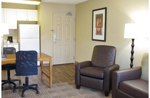 Gaithersburg Apartment | Studio 6 Gaithersburg|Cozy 2 Queen|Nsmk|Kitchen