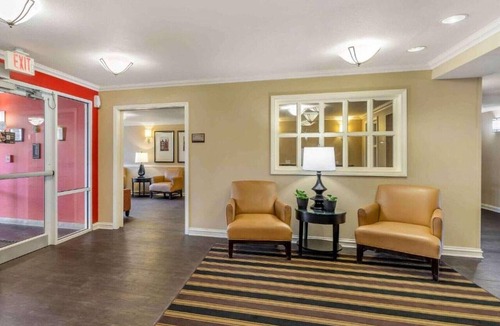 Vernon Hills Apartment | Studio 6 Vernon Hills|Relax Queen Bed,Nsmk|Kitchen
