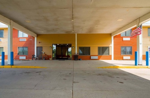 Redwood Falls Apartment | Studio | Non-Smoking |Redwood Falls