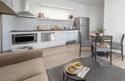 Hunters Point Apartment | Studio Stay | Queen Bed | Court Square