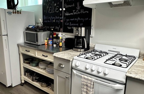 Downtown Baltimore Apartment | Studio w/Kitchen & Hi-Speed WiFi in Beverly Hills Close to Hospitals for work!