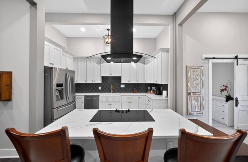 Fuquay-Varina House | Stunning 1890s Victorian · 7BR/4BA · Sleeps 14